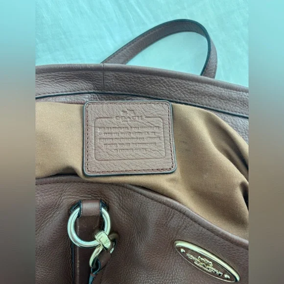 Beautiful Pebbled Leather Coach bag with Gold Details: - Picture 15 of 15